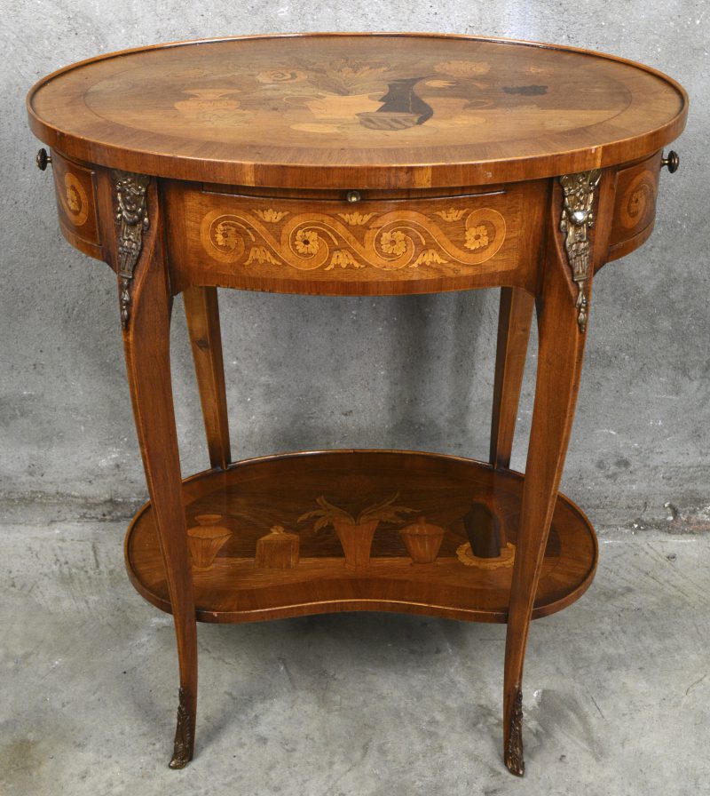 Een ovaal bijzettafeltje in Louis XV stijl met schrijftabletje, marqueterie en koperen beslag.