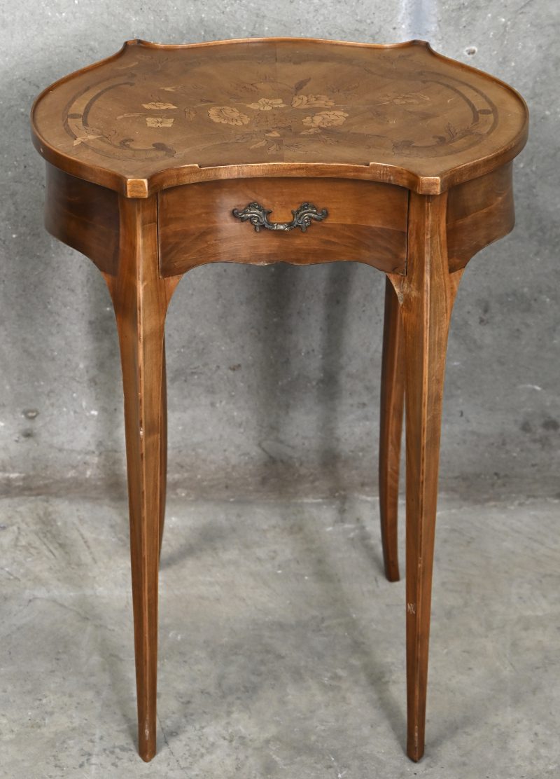 Een bijzettafeltje in Louis XV stijl, marqueterie en koperbeslag.