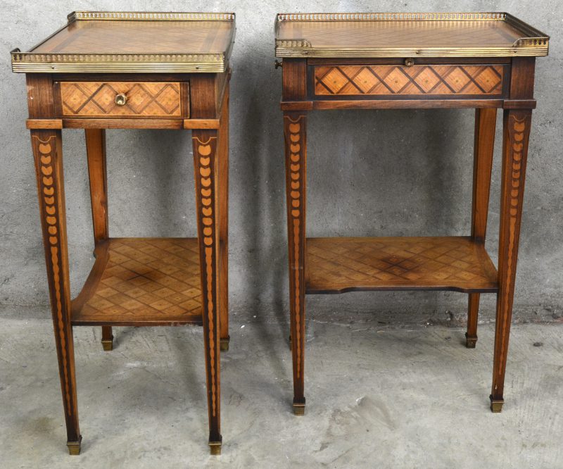 Een paar bijzettafeltjes in Louis XVI stijl, marqueterie en koperbeslag.