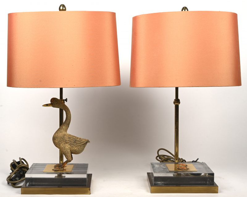 Een set van 2 tafellampen in de stijl van Maison Charles, één met herstelde knobbelgans, bij de tweede resteren enkel de poten.
