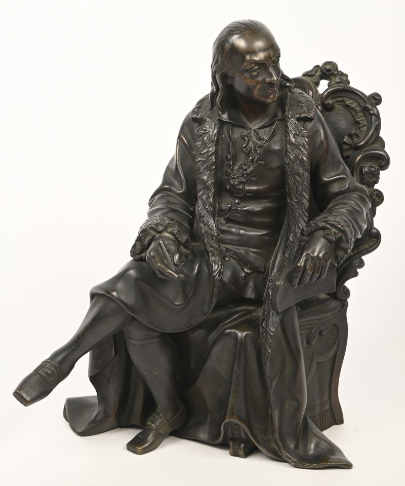 “Voltaire”, een bronzen beeld van een gezeten man, niet gesigneerd.
