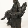 “Voltaire”, een bronzen beeld van een gezeten man, niet gesigneerd.