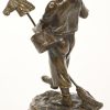 “De jonge trommelaar”, een bronzen beeldje op een sokkel van marmer en koper. Gesigneerd Bofill.