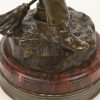 “De jonge trommelaar”, een bronzen beeldje op een sokkel van marmer en koper. Gesigneerd Bofill.