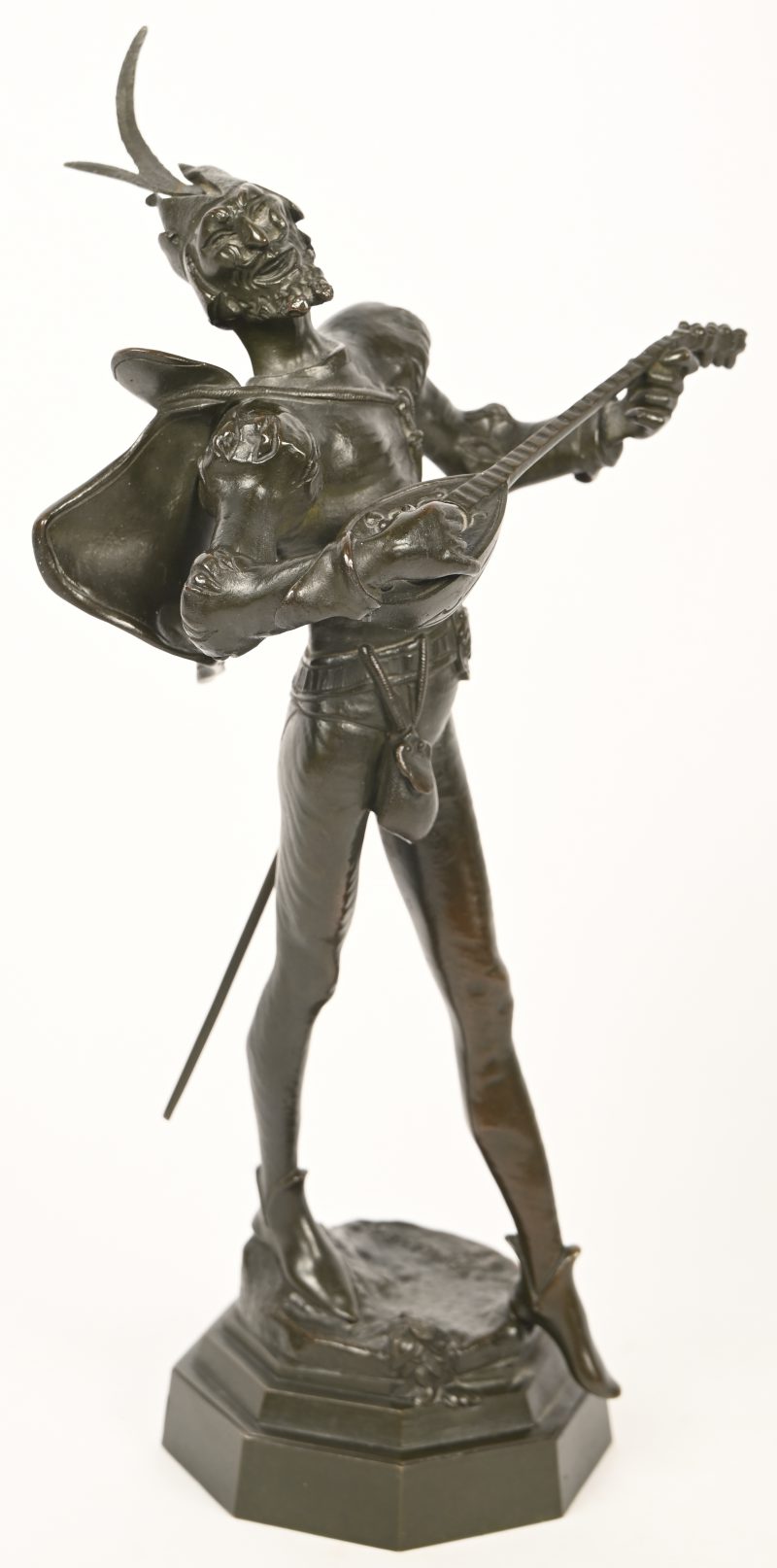 “Mephisto jouant de la mandoline”, een bronzen beeldje, gesigneerd A. De Wever.