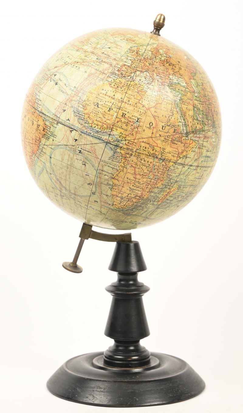 Globe Terrestre, schaal 1/66.000.000, Dressé par J. Forest, Gravé par A. Soldan. Een antieke wereldbol, circa 1920, op houten voet.
