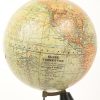 Globe Terrestre, schaal 1/66.000.000, Dressé par J. Forest, Gravé par A. Soldan. Een antieke wereldbol, circa 1920, op houten voet.