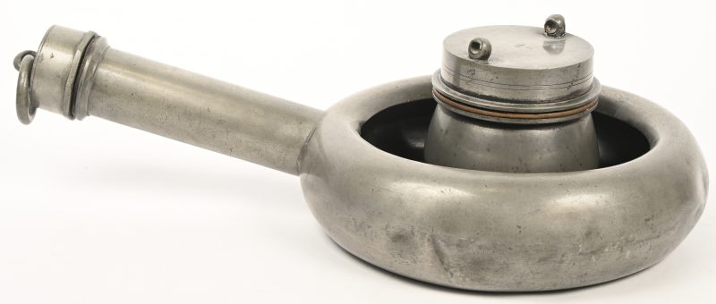 Twee 19e eeuwse tinnen gebruiksvoorwerpen bestaande uit een bedpan en een gortpot met schroefdeksel. De gortpot heeft op het deksel de initialen H.D. en het cijfer 1. Gezamelijk gewicht 3210 gram.