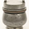 Twee 19e eeuwse tinnen gebruiksvoorwerpen bestaande uit een bedpan en een gortpot met schroefdeksel. De gortpot heeft op het deksel de initialen H.D. en het cijfer 1. Gezamelijk gewicht 3210 gram.