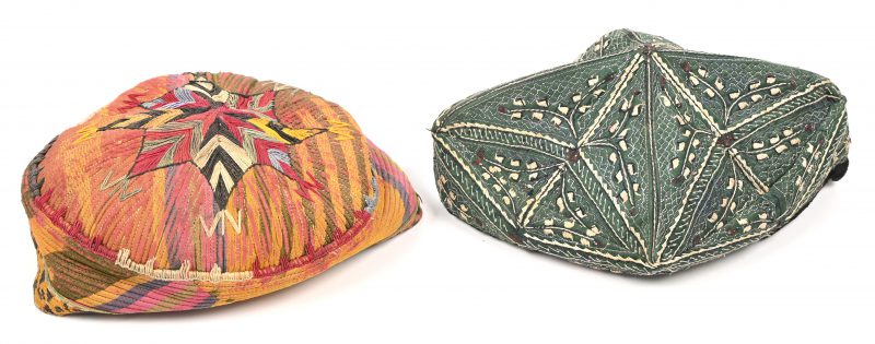 Twee etnische hoofddeksels, een Chinese turpan van de Oeigoeren en een kufi uit Oezbekistan.