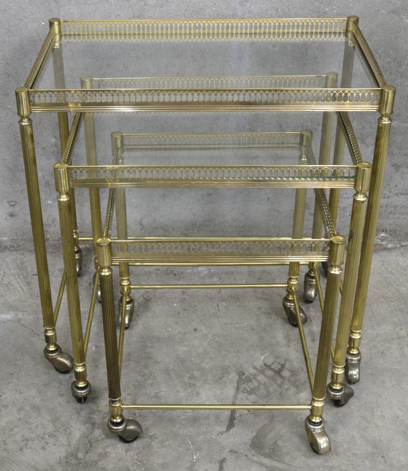 ‘Nest of tables’ van messing en glas, Hollywood Regency stijl. Met wieltjes.