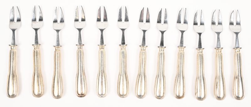 Een set van 12 verzilverd metalen oestervorkjes, gemerkt Christofle.