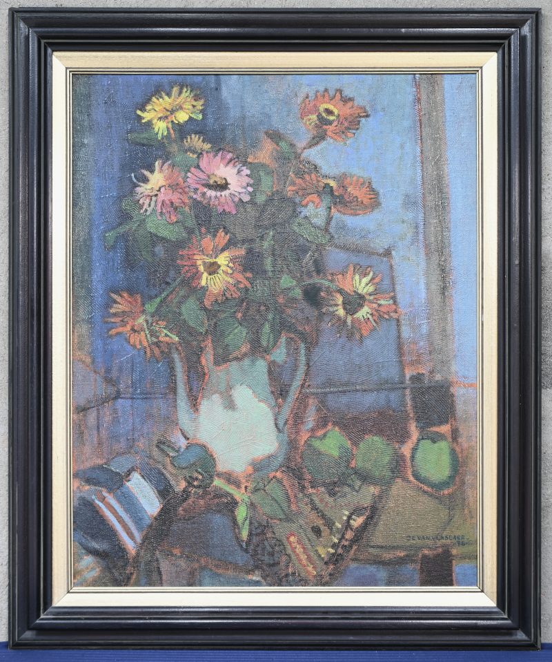 “Bloemenstilleven”, een schilderij, olieverf op paneel, gesigneerd J.E. Vanvlaslaer en gedateerd ‘78.
