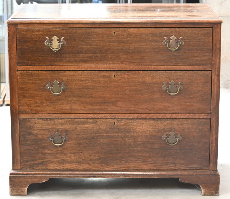 Een massief eikenhouten commode in Engelse stijl met 3 laden.