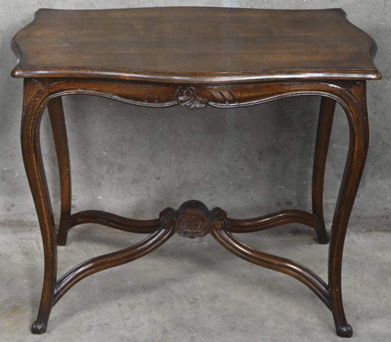 Een massief eikenhouten bijzettafel in Lodewijk XV-stijl.