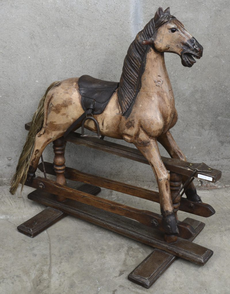 Een oud houten schommelpaard.