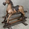 Een oud houten schommelpaard.