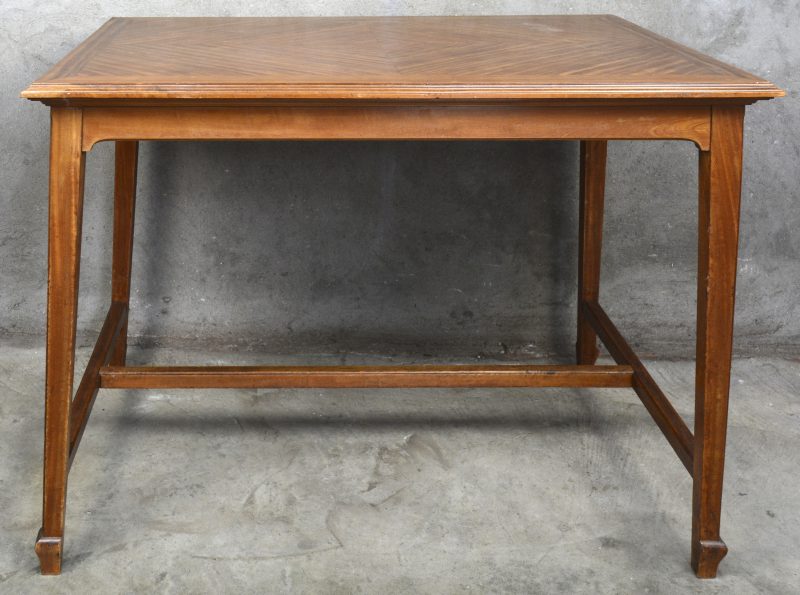 Bijzettafel van kerselaar met ruitvormig inlegwerk in het blad.