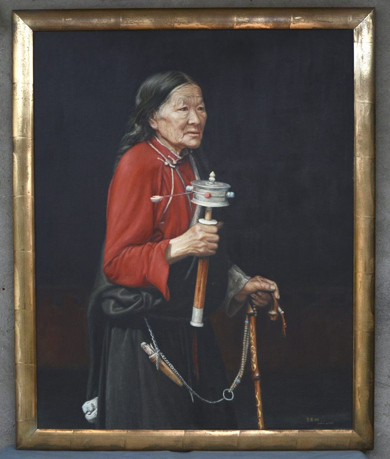 “Portret van een oude dame”, een schilderij, olieverf op doek, gesigneerd in het Chinees en gedateerd 2001 - 2002.