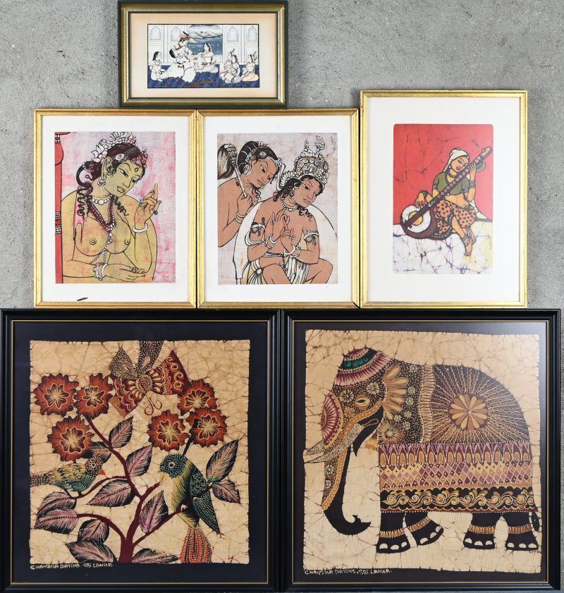 Een lot van 6 kaders met Orîentaalse batik en een schildering met 7 figuren op ivorine.