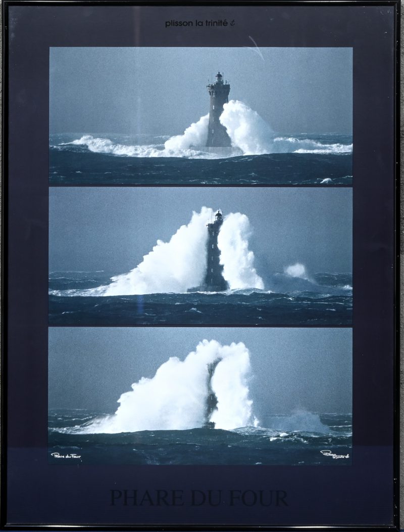 Een print, ‘Plisson la Trinité’ - Phare Du Four. Een vuurtoren in de branding in drie foto’s.