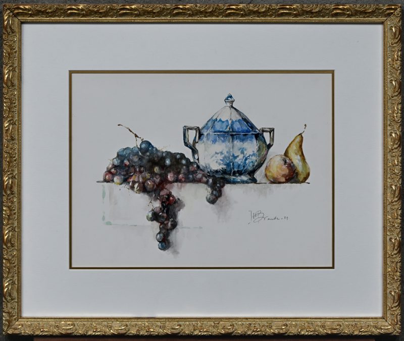 “Stilleven met fruit”. Een schilderij, aquarel op papier. Onderaan gesigneerd en gedateerd 1989.