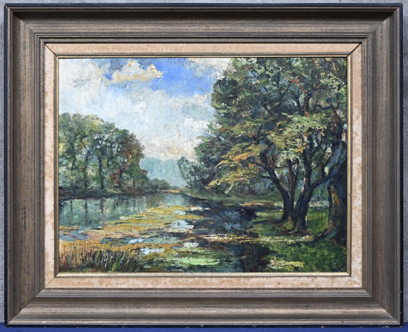 “Waterweg in bosrijk gebied”. Een schilderij, olieverf op paneel, niet gesigneerd.