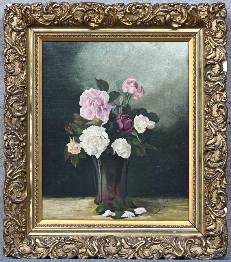 “Bloemenstilleven met rozen”, een schilderij, olieverf op doek, gesigneerd Pauline Van Poppel en gedateerd 2-9-1910.