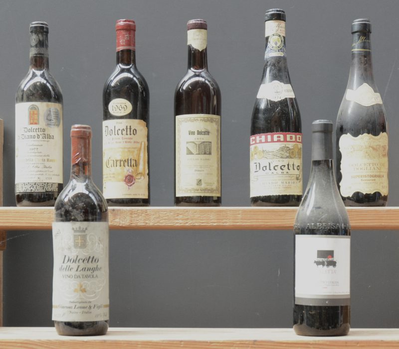 Lot rode wijn        aantal: 7 bt    Dolcetto d’Alba   Carretta, Tenuta della Famiglia Veglia, Piobesi d’Alba M.O.  1969  aantal: 1 bt    Vino Dolcetto   Giulio Gabri, Schiavenza, Serralunga d’Alba M.O.  1970  aantal: 1 bt    Dolcetto d’Alba D.O.C.  Chiado Mario, Monforte d’Alba M.O.  1974  aantal: 1 bt    Dolcetto di Dogliani D.O.C.  Superistogriglia, Pecetto M.O.  1977  aantal: 1 bt    Dolcetto di Diano d’Alba D.O.C.  Cantina della Porta Rossa, Diano d’Alba M.O.  1977  aantal: 1 bt    Dolcetto delle Langhe Vino da Tavola  Giacosa Leone & Figli, Neive M.O.  1982  aantal: 1 bt    Dolcetto d’Alba D.O.C.  Scaletta M.O.  2000  aantal: 1 bt