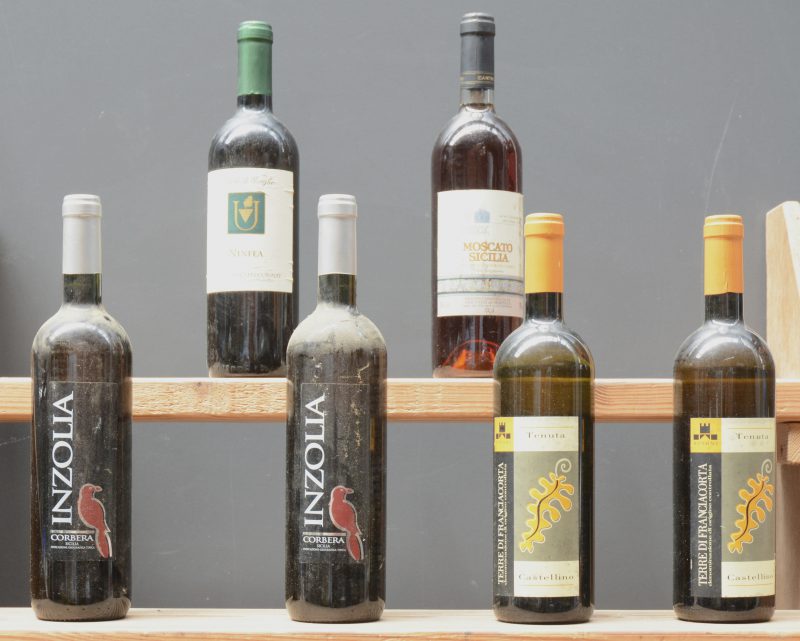 Lot witte wijn         aantal: 6 bt    Corbera Inzolia IgT Sicilia  Corbera, S. Margherita di Belice M.O.  2006  aantal: 2 bt    Terre di Franciacorta D.O.C.  Tenuta Castellino, Coccaglio M.O.  2001  aantal: 2 bt    Ninfea D.O.C. Piemonte Chardonnay  Castello di Uviglie M.O.  2006  aantal: 1 bt    Moscato SiciliaVigna Moresca IgT Sicilia  Vinci Vini, Marsala M.O.    aantal: 1 bt
