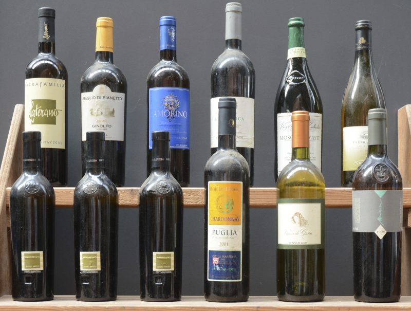 Lot witte wijn         aantal: 12 bt    Pradalupo  D.O.C.G. Roero Arneis  B0086 M.O.  2008  aantal: 3 bt    Chardonnay Sigillo Primo I.G.T. Puglia  Antica Masseria del Sigillo M.O.  2001  aantal: 1 bt    Vigna di Gabri D.O.C. Contessa Entellina  Dolnnafugata, Contessa Entellina M.O.  2000  aantal: 1 bt    Marche Bianco Vendemmia Tardiva I.G.T.  La Monacesca, Potenza Picena M.O.  1998  aantal: 1 bt    Baglio di Pianetto Viognier I.G.T. Sicilia  Ginolfo M.O.  2008  aantal: 1 bt    Laterano Chardonnay I.G.T. Pavia  Santafamilia, Godiasco M.O.  2005  aantal: 1 bt    Amorino Pecorino I.G.T. Colline Pescaresi  Poderi Castorani M.O.  2008  aantal: 1 bt    L’Angelica Chardonnay D.O.C. Langhe  Poderi Rocche dei Manzoni M.O.  1996  aantal: 1 bt    Moscato d’Asti D.O.C.G.  Bersano, Asti M.O.  1996  aantal: 1 bt    Pietrabianca Chardonnay D.O.C. Castel del Monte  Tormaresca, San Pietro Vernotico M.O.  2008  aantal: 1 bt