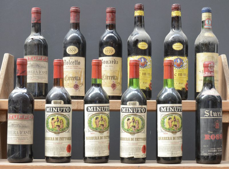 Lot rode wijn        aantal: 12 bt    Barbera di Fattoria   Minuto Livio, Barbaresco M.O.  1974  aantal: 4 bt    Ghemme D.O.C.  Sebastiani & Figlio, Ghemme M.O.  1967  aantal: 2 bt    Carretta Dolcetto D.O.C.  Famiglia Veglia, Piobesi d’Alba M.O.  1969  aantal: 1 bt    Carretta Bonarda D.O.C.  Famiglia Veglia, Piobesi d’Alba M.O.  1970  aantal: 1 bt    Barbera d’Asti D.O.C.  Artuffo Roberto, Castagnole M.O.  1971  aantal: 2 bt    Chianti Montalbano D.O.C.  Fattoria Spicchio, M.O.  1969  aantal: 1 bt    Vino Rosso   Cosimo Sturda, Brindisi M.O.  19**  aantal: 1 bt