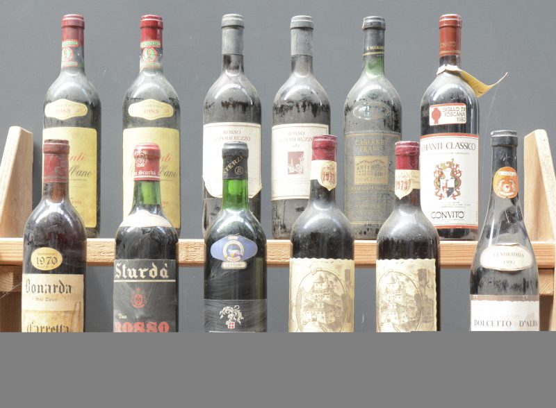 Lot rode wijn        aantal: 12 bt    Chianti Classico D.O.C.  Convito, Firenze M.O.  1980  aantal: 1 bt    Chianti Montalbano D.O.C.  Fratelli Sensi, Lamprecchio M.O.  1983  aantal: 2 bt    Rosso di Poderuzzo D.O.C.  Poderuzzo, Panzano in Chianti M.O.  1984  aantal: 2 bt    Nebbiolo   Antonio Viberti, Barolo M.O.  1973  aantal: 2 bt    Vino Rosso   Cosimo Sturda, Brindisi M.O.  19**  aantal: 1 bt    Valpolicella   Fratelli Sterzi M.O.    aantal: 1 bt    Carretta Bonarda   Fratelli Veglia, Piobesi d’Alba M.O.  1970  aantal: 1 bt    Dolcetto d’Alba D.O.C.  Tomaso Gianolio, Fossano M.O.  1993  aantal: 1 bt    Cabernet di Framaggiore D.O.C.  S. Margherita, Fossalta di Portogruaro M.O.  1984  aantal: 1 bt