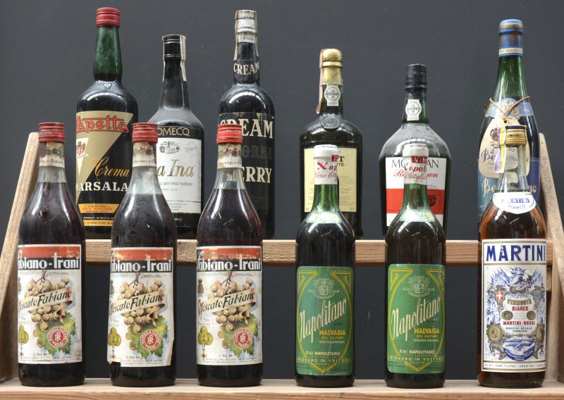Lot wijn        aantal: 12 bt    Moscato Fabiano Vino Liquoroso  Fabiano, Trani,  M.O.    aantal: 3 bt    Malvasia del Vulture Riserva Speciale   Napolitano, Rionero in Vulture M.O.    aantal: 2 bt    Martino Bianco Vermouth   M.O.    aantal: 1 bt    Crema Marsala   Capetta Francesco, S. Stefano Belbo M.O.    aantal: 1 bt    Berzemino (Filtrato Dolce)   Nando Cavalli M.O.    aantal: 1 bt    La Ina Very Dry Fino Sherry   Pedro Domecq M.O.    aantal: 1 bt    Cream Sherry   Osbourne M.O.    aantal: 1 bt    Fine White Port   Sandeman M.O.    aantal: 1 bt    Morgan Red Crown Tawny Port    M.O.    aantal: 1 bt