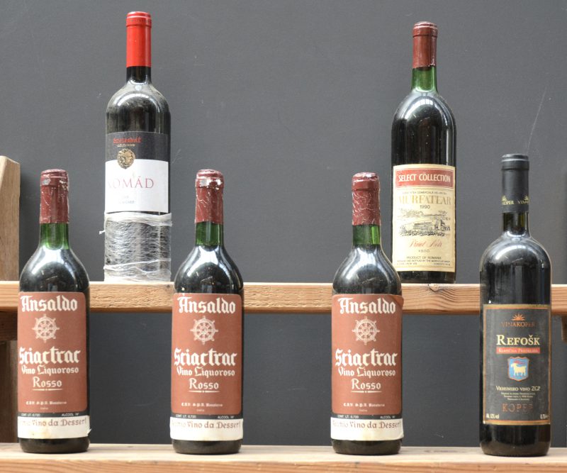 Lot wijn        aantal: 6 bt    Refosk Klasicna Predelava Vrhunsko Vino ZGP Koper       aantal: 1 bt    Nomad Szekszardi Merlot    M.O.  2008  aantal: 1 bt    Murfatlar Pinot Noir Product of Romania   M.O.  1990  aantal: 1 bt    Sciactrac Vino Liquoroso Rosso   Ansaldo, Basaluzzo     aantal: 3 bt