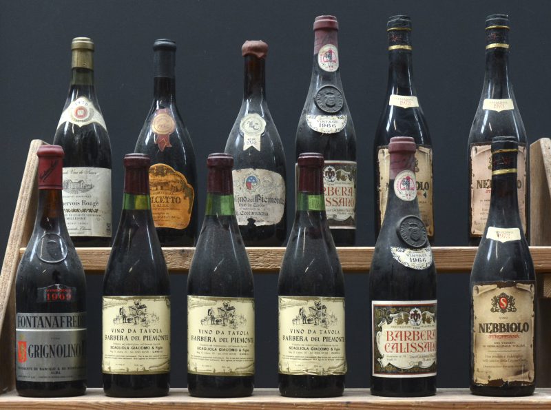Lot rode wijn        aantal: 12 bt    Barbera del Piemonte Vino da Tavola  Scagliola Giacomo, Canelli M.O.    aantal: 3 bt    Barbera Calissano   Luigi Calissano, Alba M.O.  1966  aantal: 2 bt    Nebbiolo Stroppiana D.O.C.  Cascina Cucco, Serralungo d’Alba M.O.  1973  aantal: 3 bt    Grignolino del Piemonte Vino da Tavola  Costamagno, La Morra M.O.  1976  aantal: 1 bt    Dolcetto d’Alba D.O.C.  Poderi Scanavino, Priocca M.O.  1984  aantal: 1 bt    Minervois Rouge V.D.Q.S.  Margnat Frères, Bordeaux M.O.  1970  aantal: 1 bt