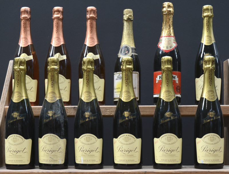 Lot schuimwijn        aantal: 12 bt    Crémant de Bourgogne Brut A.C.  Parigot & Richard, Savigny M.O.    aantal: 7 bt    Crémant de Bourgogne Rosé A.C.  Parigot & Richard, Savigny M.O.    aantal: 3 bt    Moscato Spumante   Manfredi Aldo, Farigliano M.O.    aantal: 3 bt    Крым “Russian Sparkling Red” Demi-sec   M.O.    aantal: 1 bt