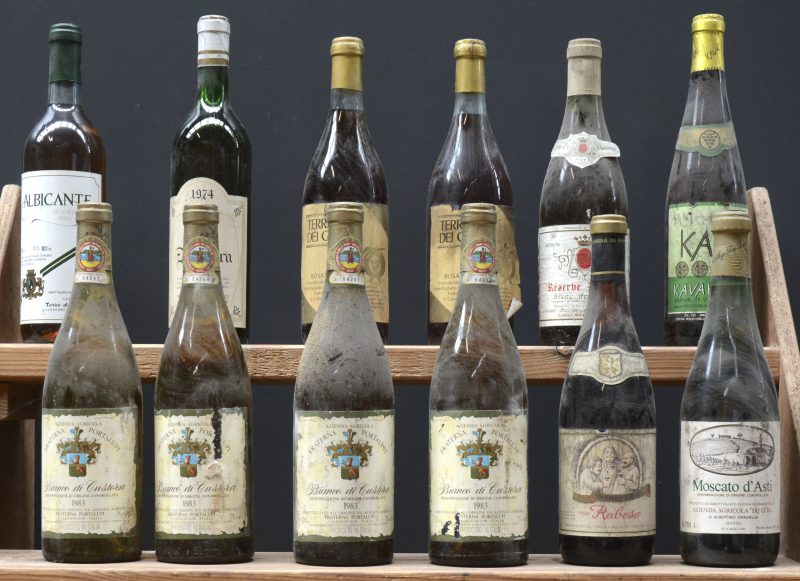 Lot wijn        aantal: 12 bt    Bianco di Custoza D.O.C.  Fraterna Portalupi, Valeggio M.O.  1983  aantal: 4 bt    Raboso   Vinicola del Piave M.O.    aantal: 1 bt    Moscato d’Asti D.O.C.  Albertino Graziella, Mango M.O.    aantal: 1 bt    Réserve Dherbey Blanc de Blancs    M.O.  1971  aantal: 1 bt    Kavaklidere   Ankara M.O.    aantal: 1 bt    Albicante   Terre del Barolo, Castiglione Falletto M.O.    aantal: 1 bt    Barbera Bianca   Mascarello, La Morra M.O.  1974  aantal: 1 bt    Terra dei Greppi Rosato Secco   La Loggia, Firenze M.O.  1982  aantal: 2 bt