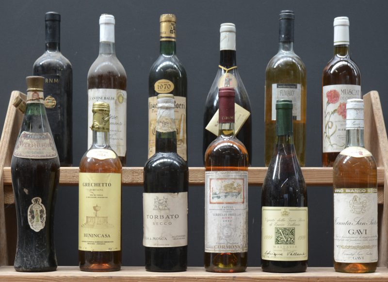 Lot witte wijn        aantal: 12 bt    Verdicchio dei Castelli de Jesi Titulus   Fazi-Battaglia, Ancona M.O.    aantal: 1 bt    Grechetto di Bevagna Vino da Tavola  Benincasa, Perugia M.O.  1984  aantal: 1 bt    Torbato Secco   Sella & Mosca Vini M.O.    aantal: 1 bt    Verduzzo Friulano Doré D.O.C. Friuli  Cormons M.O.  2002  aantal: 1 bt    Vigneto delle Terre Rosse di Enrico Vallania I.G.T.  Cormons M.O.  1999  aantal: 1 bt    Gavi D.O.C.  Tenuta San Pietro, Gavi M.O.    aantal: 1 bt    Zibibbo Yrnm Bianco I.G.T. Sicilia  Miceli, Palermo M.O.  1999  aantal: 1 bt    Tocai di Lison Classico   S. Oswaldo, Loncon M.O.    aantal: 1 bt    Fumaio Vino da Tavola Della Toscana  Banfi M.O.  1990  aantal: 1 bt    Muscat du Cap Corse A.C. - Vin Doux Naturel  Jean Claude Dominici, Patrimonio M.P.  1995  aantal: 1 bt    Roeri    M.O.  1970  aantal: 1 bt    Pietmonte   Cantine Baldi M.O.    aantal: 1 bt