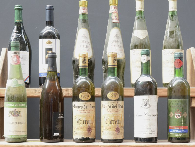 Lot witte wijn    .    aantal: 12 bt    Trebbiano di Romagna D.O.C.  Tenuta Zerbina, Faenza M.O.  1978  aantal: 1 bt    Roero Arneis D.O.C.  Bersano, Asti M.O.  2001  aantal: 1 bt    Carretta Bianco dei Roeri   Famiglia Veglia, Piobesi d’Alba M.O.  1970  aantal: 2 bt    Verdicchio di Matelica D.O.C.  La Monacesca, Potenza Picena M.O.    aantal: 2 bt    Grave del Friuli Tocai D.O.C.  Villa Ronche, Cordignano M.O.  1978  aantal: 2 bt    Vino Cornelio Bianco Secco   Magliano & Servetti, Corneliano d’Alba M.O.    aantal: 1 bt    Vino Corvo   Duca de Salaparuta M.O.    aantal: 1 bt    Gavi de Gavi D.O.C.  Bersano, Asti M.O.  1996  aantal: 1 bt    Symposyo Bianco di Sicilia I.G.T.  T.D. , Marsala M.O.  1999  aantal: 1 bt