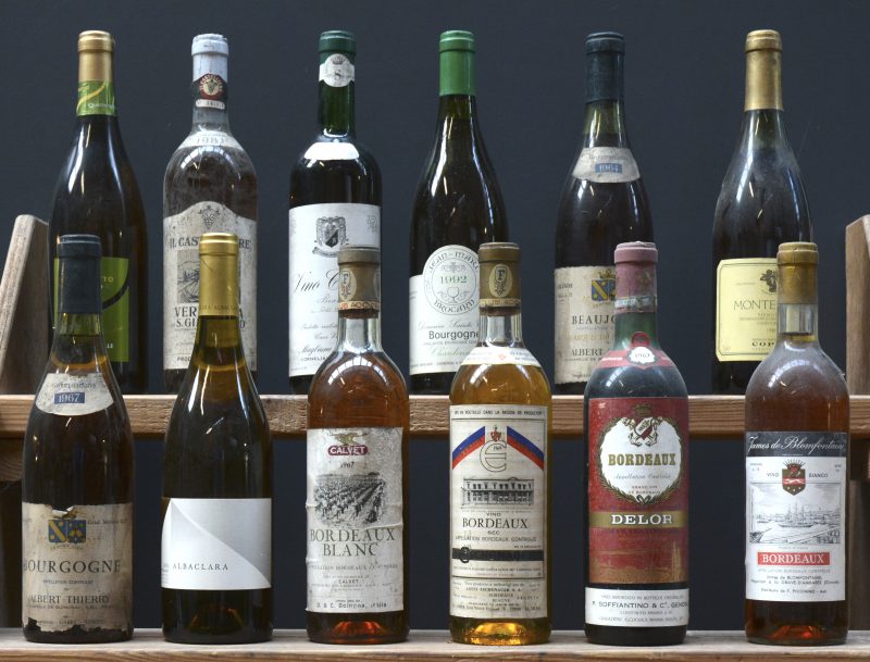 Lot witte wijn        aantal: 12 bt    Bordeaux Blanc A.C.  Calvet, Bordeaux M.O.  1967  aantal: 1 bt    Bordeaux Sec A.C.  Louis Eschenauer M.O.  1969  aantal: 1 bt    Bordeaux A.C.  Delor M.O.  1967  aantal: 1 bt    Bordeaux A.C.  James de Blomfontaine M.O.    aantal: 1 bt    Bourgogne A.C.  Albert Thierry, La Chapelle de Guinchay M.O.    aantal: 1 bt    Albaclara Sauvignon Blanc Colchagua  Antinori, Pirque M.O.  2006  aantal: 1 bt    Pignoletto Vino Frizzante Secco D.O.C. Reno  Quattroville M.O.  2006  aantal: 1 bt    Vernaccia di S. Giminiano D.O.C.  Il Castelliere M.O.  1981  aantal: 1 bt    Vino Cornelio Bianco Secco D.O.C.  Magliano & Servetti, Corneliano d’Alba M.O.    aantal: 1 bt    Bourgogne A.C.  Dom. Sainte Claire, Jean Marc Brocard, Préhy M.O.  1992  aantal: 1 bt    Beaujolais A.C.  Albert Thierry, La Chapelle de Guinchay M.O.  1964  aantal: 1 bt    Monteriolo Chardonnay D.O.C. Piemonte  Coppo, Canelli M.O.  1999  aantal: 1 bt