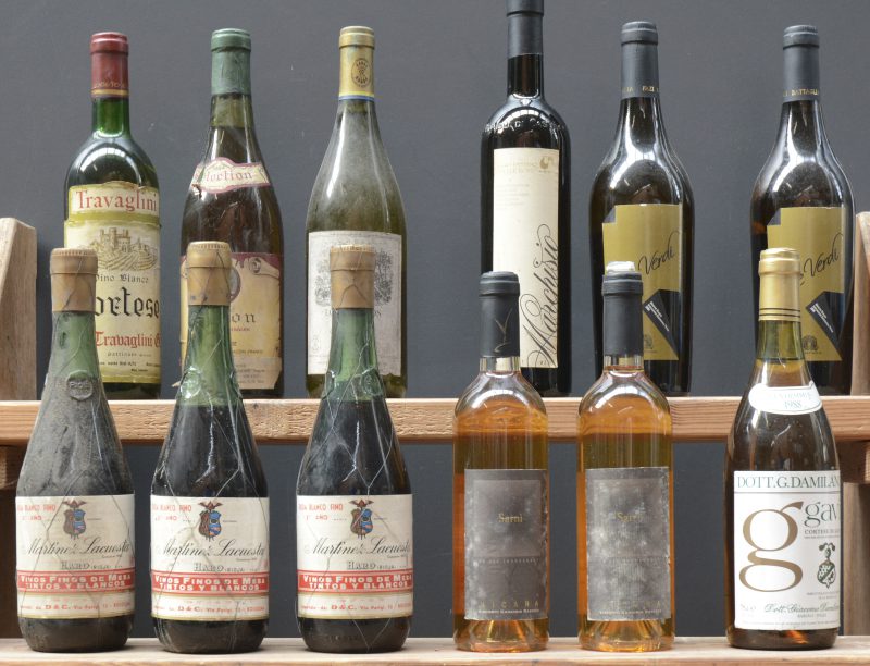Lot witte wijn        aantal: 12 bt    Rioja Blanco Fino 2° Año   Martinez Lacuesta, Haro M.O.    aantal: 3 bt    Vino Bianco Cortese   Travaglini, Gattinara M.O.    aantal: 1 bt    Mâcon A.C.  P. Nesme, Mâcon M.O.  1964  aantal: 1 bt    Monferrato Bianco D.O.C.  Visconti Cassinis Ravizza, Rosignano M.O.  1998  aantal: 2 50 cl    Gavi Bianco D.O.C. Cortese di Gavi  Dott Giacomo Damilano, Barolo M.O.  1988  aantal: 1 bt    Chardonnay Colchagua  Los Vascos M.O.  1995  aantal: 1 bt    Vino Passito delle Rose   Marchisio, Castellinaldo M.O.    aantal: 1 bt    Rie Verdi I.G.T. Marche Bianco  Fazi-Battaglia, Ancona M.O.  2009  aantal: 2 bt