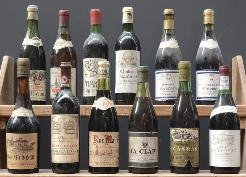 Lot rode wijn        aantal: 12 bt    Moscato Rosso   Fratelli Balocco, Monferrato M.O.  1974  aantal: 1 bt    Chianti Classico D.O.C.  Fattoria La Loggia, Val di Pesa M.O.  1979  aantal: 1 bt    Roc-Maure V.D.Q.S. Côtes de Provence   M.O.    aantal: 1 bt    La Clape V.D.Q.S.  Paul Herpe, Narbonne M.O.    aantal: 1 bt    Castillo de Las Veras Vino de Rioja  Cruz  Garcia Lafuente, Logroño M.O.    aantal: 1 bt    Roodeberg W.O. Coastal Region  KWV, Paarl M.O.  1987  aantal: 1 bt    Macon A.C.  S. Richard, Villefranche M.O.  1967  aantal: 1 bt    Côteaux du Languedoc V.D.Q.S.  Pradinas M.O.    aantal: 1 bt    Trakia   Vinprom, Sofia M.O.  1964  aantal: 1 bt    Ch. Malard A.C. Bordeaux Supérieur   M.O.    aantal: 1 bt    Marquis de Richevigne A.C. Côtes du Rhône  S. Richard, Villefranche M.O.  1969  aantal: 2 bt