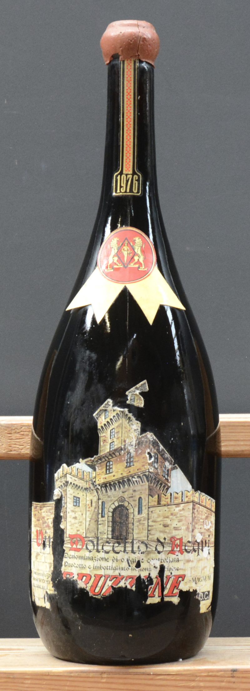 Dolcetto d’Acqui D.O.C.  Bruzzone M.O.  1976  aantal: 1 3.75 L Mooi maar beschadigd etiket