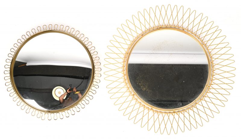 Een lot van 2 ronde spiegels waarvan 1 vintage en 1 in retro stijl.
