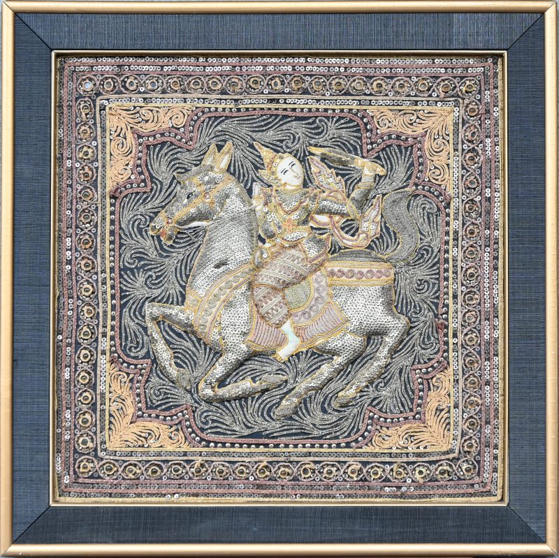 “Mythische ruiter”. Oost-Aziatisch naaldwerk met goud-en zilverdraad en kralen.