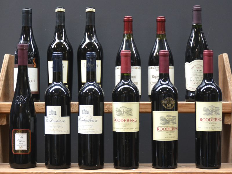 Lot rode wijn        aantal: 12 bt    Rubis des Vignes A.C. Vacqueyras  EMB M.O.  2008  aantal: 1 bt    Lavila Grenache-Merlot V.D.P. d’Oc   M.O.  2005  aantal: 2 bt    Dom. du Tauch A.C. Fitou  Producteurs Réunis M.P.  1995  aantal: 1 bt    La Diva Merlot-Cabernet Sauvignon V.D.P. d’Oc  Donatien Bathuaud M.O.  2005  aantal: 1 bt    Dom. de Montaubéron Merlot V.D.P. des Côtes de Thongue  de Bertier M.O.  2002  aantal: 2 bt    Roodeberg Wine of Western Cape  KWV M.O.  2002  aantal: 3 bt en 2007 en 2004   Côtes du Rhône A.C.  Roger  M.O.    aantal: 2 bt