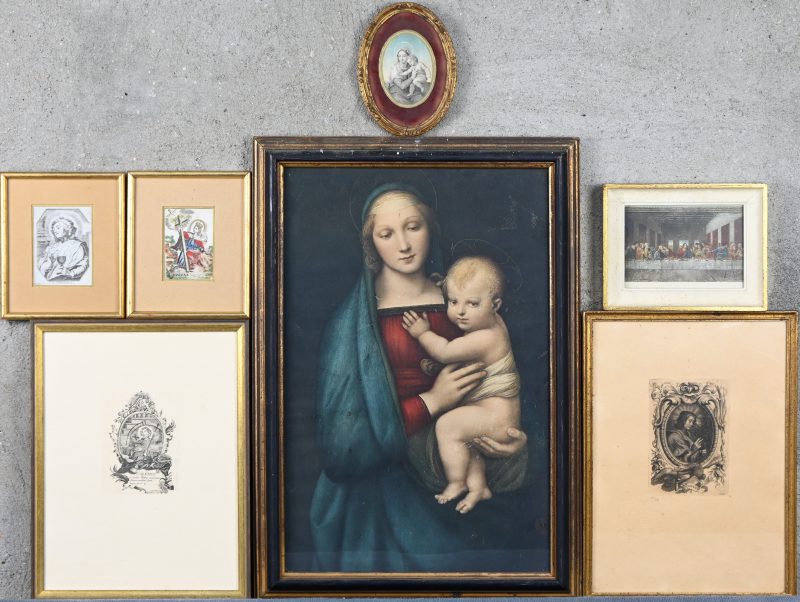 Een lot van 7 kaders met religieus onderwerp bestaande uit gravures en enkele prints.