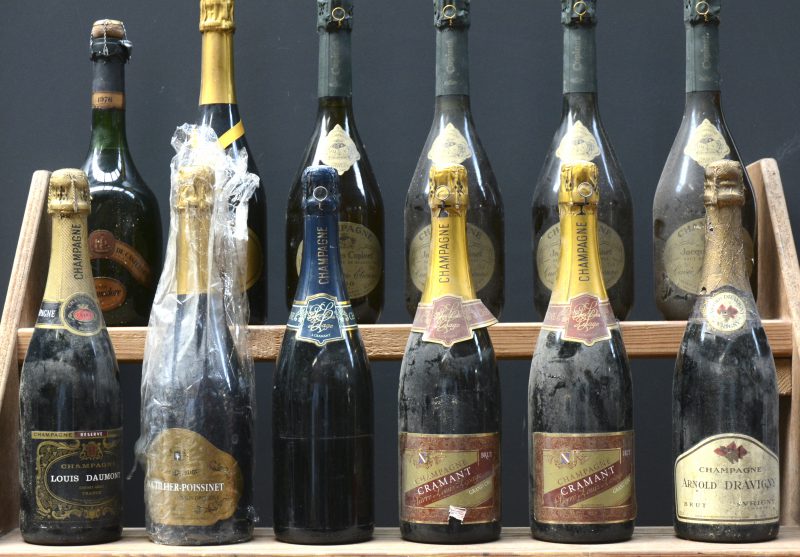 Lot champagne      0  aantal: 12 bt    Champagne Blanc de Blancs brut Cuvée Marie Etienne  Jacques Copinet, Montgenost M.O.  1990  aantal: 4 bt    Champagne Grand Cru Cramant brut   Pierre Louis Lesage M.O.    aantal: 2 bt    Champagne Cuvée Commodore   De Castellane, Epernay M.O.  1976  aantal: 1 bt capsule stuk   Champagne Prestige brut   Cheurlin & Fils, Gyé M.O.    aantal: 1 bt    Champagne brut   Arnold Dravigny, Vrigny M.O.    aantal: 1 bt    Champagne Réserve demi-sec   Louis Daumont, Reims M.O.    aantal: 1 bt    Champagne zonder etiket   Pierre louis Lesage, Cramant M.O.    aantal: 1 bt    Champagne brut   Boutillier Poissinet, Binson M.O.    aantal: 1 bt