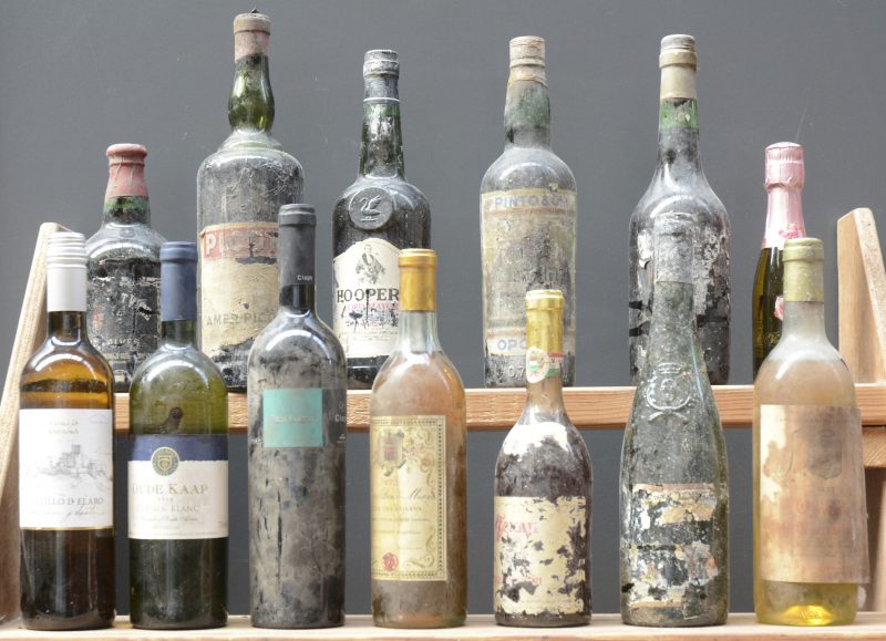 Lot wijn        aantal: 13     Castillo d’Elaro Vino de España  Bodegas Millenium M.O.    aantal: 1 bt    Oude Kaap Chenin Blanc Western Cape   M.O.  1998  aantal: 1 bt    Tocai Friulano Claps D.O.C. Friuli  Albino Armani M.O.  2005  aantal: 1 bt    Clos des Faisans A.C. Entre-deux-Mers   M.B.  1972  aantal: 1 bt    Witte wijn met restanten van etiket Alsace?   M.D.    aantal: 1 bt    Bordeaux A.C.     1975  aantal: 1 bt    Amer-Picon met beschadigd etiket A.C.       aantal: 1 bt    Porto Pinto & Co        aantal: 1 bt    Porto        aantal: 1 bt    Fine Port Wine Armando Alves        aantal: 1 bt    Porto Hooper’s Lord Mayor White        aantal: 1 bt    Tokaji Szamorodni      198*  aantal: 1 bt    Moscato Dolce Il Vino Dell Amore   Bottega     aantal: 1 20 cl